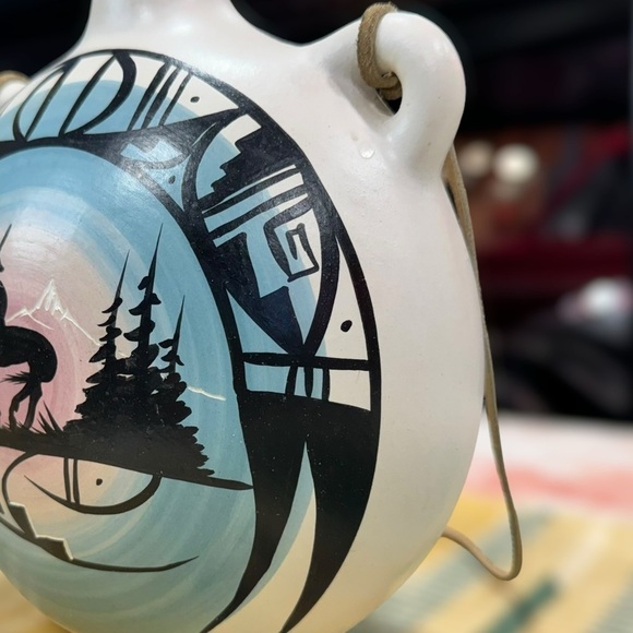 Southwest Native Artist Signed Inez Pottery Wall Hanging Canteen Vase - Picture 7 of 10